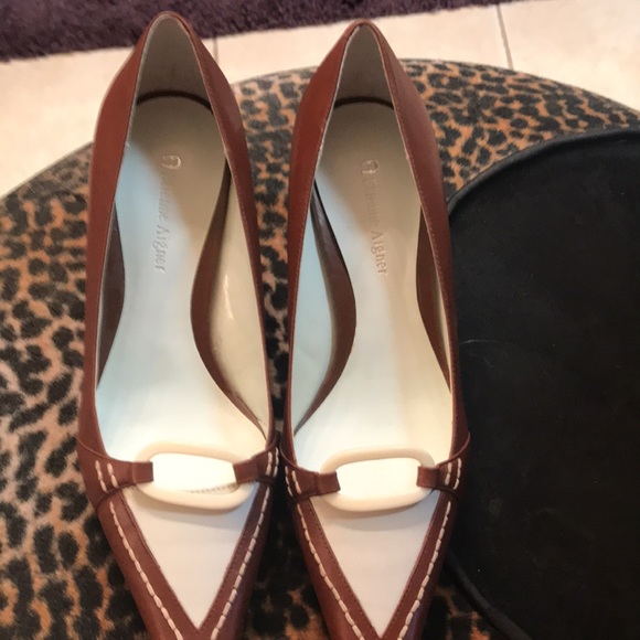 Brand new Etienne Aigner kitten heel pumps. - Picture 4 of 4